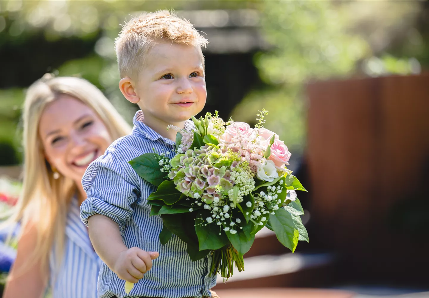 Kind verschenkt Blumen zum Muttertag