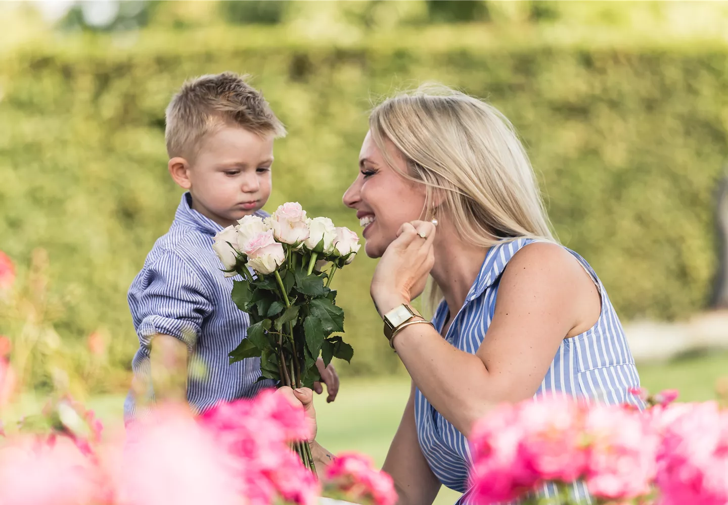 Kind verschenkt Rosen zum Muttertag